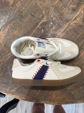 Men’s Cream Athletic Sneakers with Navy Stitch Detail